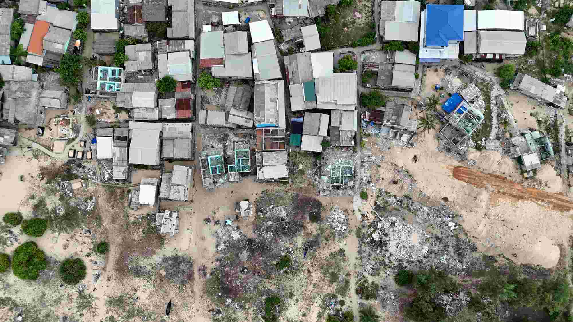 Mặt bằng còn ngổn ngang, nhiều nhà dân chưa dời đi (ảnh chụp ngày 29.7). Ảnh: Nguyễn Luân