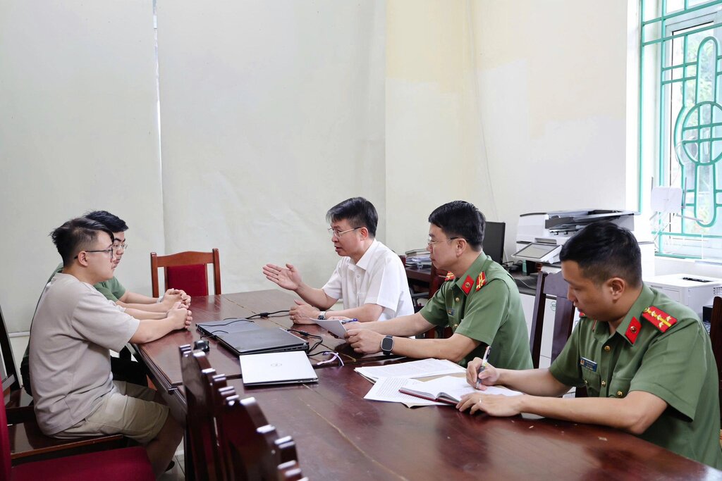 Công an tỉnh Phú Thọ lấy lời khai các đối tượng. Ảnh: CACC