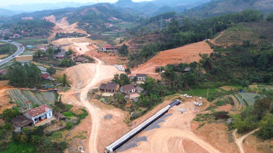 Dự án cao tốc Hữu Nghị - Chi Lăng chậm tiến độ thi công vì thiếu mặt bằng sạch. Ảnh: Khánh Linh