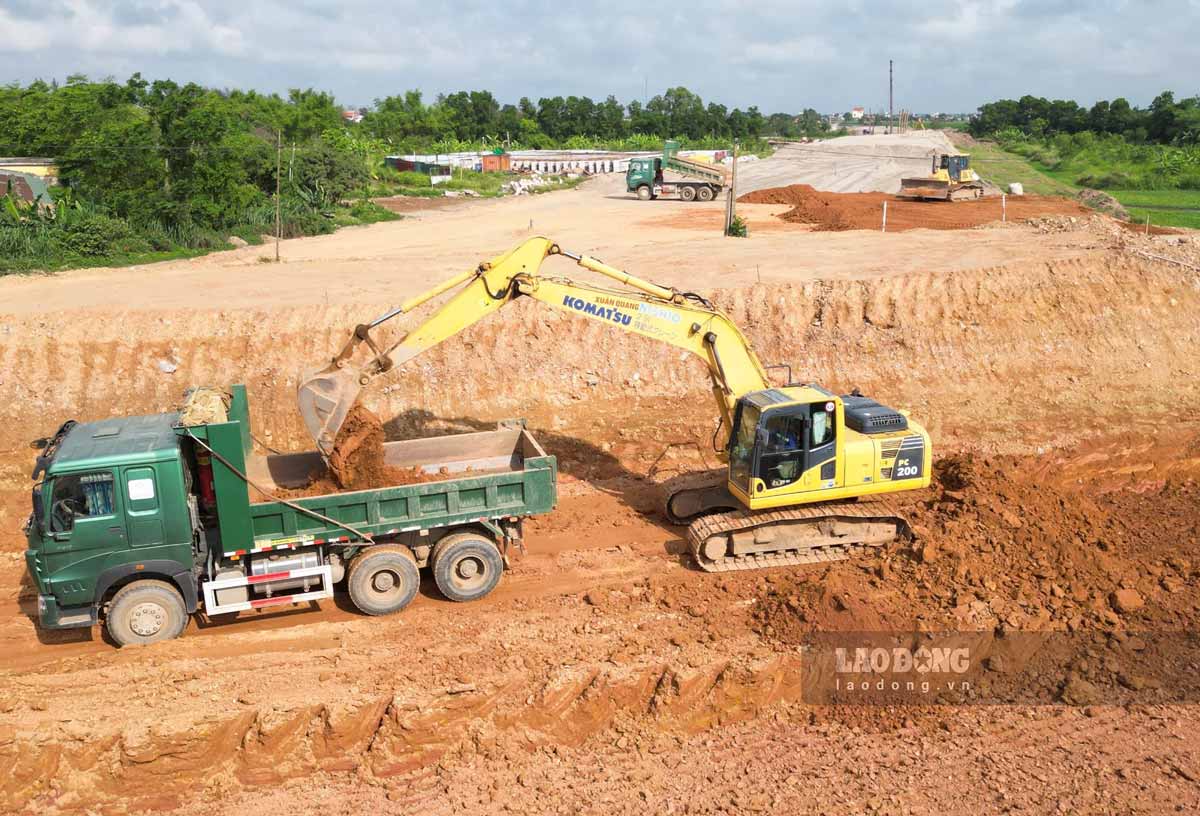 Nhà thầu thi công san lấp tuyến số 3. Ảnh: Hà Vi