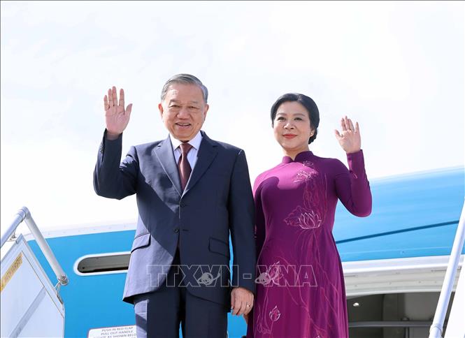 Tổng Bí thư Tô Lâm và Phu nhân đến sân bay quốc tế Gimhae, thành phố Busan, Hàn Quốc. Ảnh: TTXVN