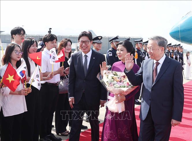 Lễ đón Tổng Bí thư Tô Lâm và Phu nhân tại sân bay quốc tế Gimhae, thành phố Busan, Hàn Quốc. Ảnh: TTXVN