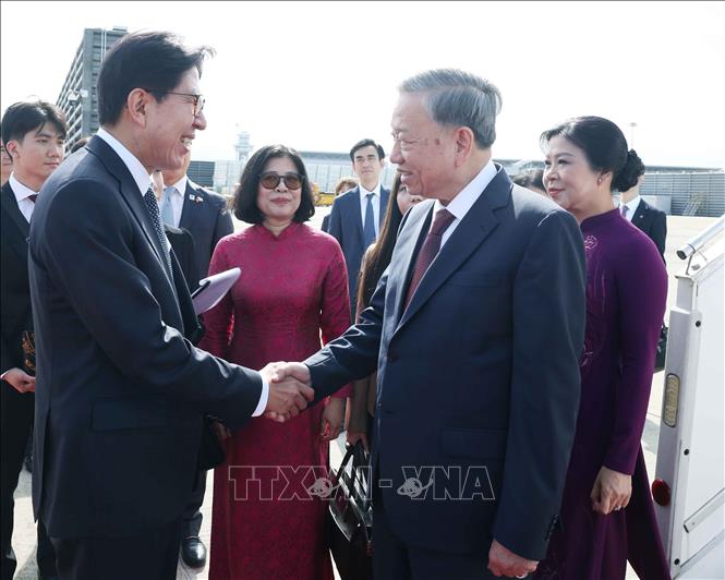 Lãnh đạo thành phố Busan đón Tổng Bí thư Tô Lâm và Phu nhân tại sân bay quốc tế Gimhae. Ảnh: TTXVN