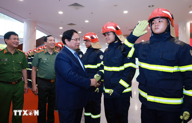 Thủ tướng Phạm Minh Chính với lực lượng phòng cháy, chữa cháy, cứu nạn, cứu hộ tham dự diễn đàn - (Ảnh: Dương Giang/TTXVN)