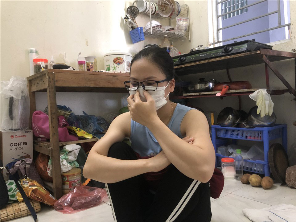 Chị Nguyễn Thị Thắm kể lại câu chuyện của mình cho phóng viên Báo Lao Động. Ảnh: Minh Hương