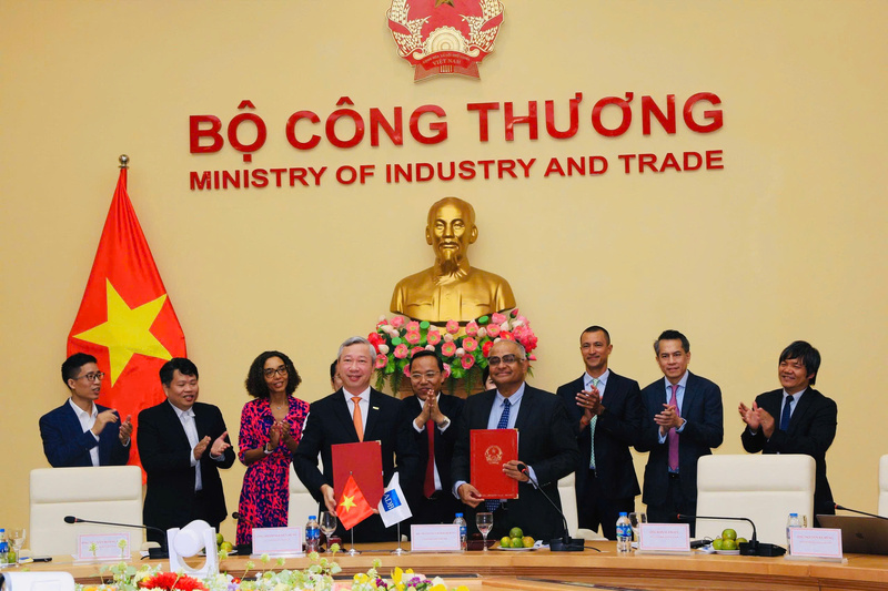 Bản ghi nhớ giữa Bộ Công Thương và ADB đánh dấu bước hợp tác mới trong phát triển năng lượng xanh. Ảnh P.C