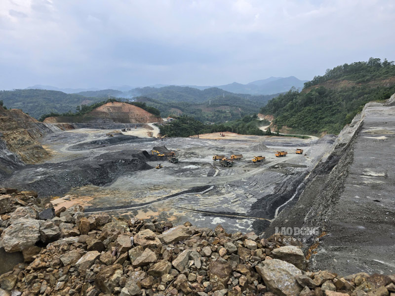 Đường ống dẫn thải lỏng có dấu hiệu không đồng nhất vật liệu, dưới nền đất có nhiều chất bộ màu đen. Ảnh: Nhóm PV