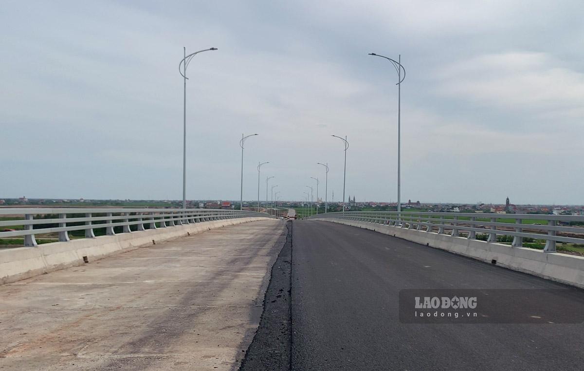 Các hạng mục lan can, hệ thống đèn chiếu sáng,... của cầu vượt sông Hồng đã được lắp đặt. Ảnh: Lương Hà