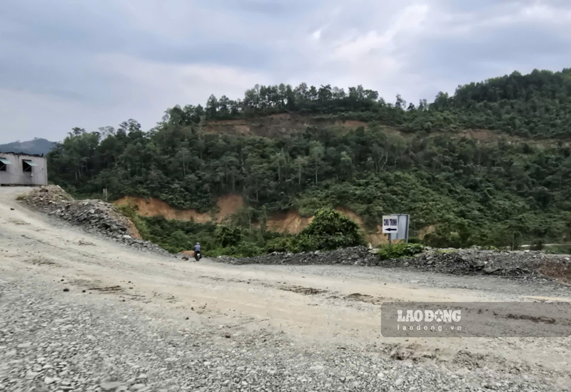 Nỗi lo đá lăn luôn thường trực mỗi khi đi qua mỏ. Ảnh: Nhóm PV