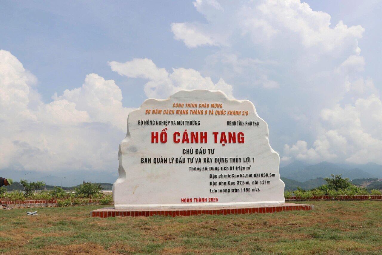 Khối đá màu trắng lớn khắc tên công trình hồ thủy lợi Cánh Tạng, với những thông số cơ bản của dự án được ghi bên dưới. Ảnh: Thanh Hải