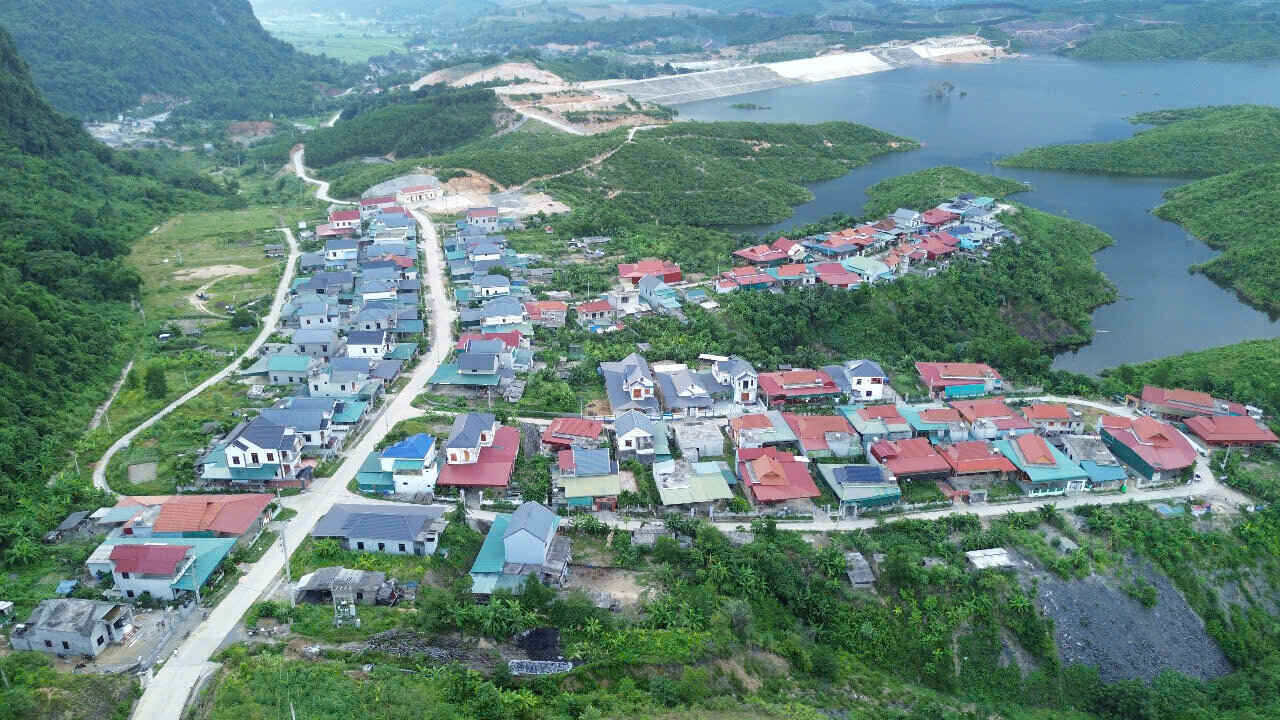 Một khu tái định cư được xây dựng cho các hộ dân đã nhường đất cho công trình hồ Cánh Tạng. Ảnh: Đặng Tình