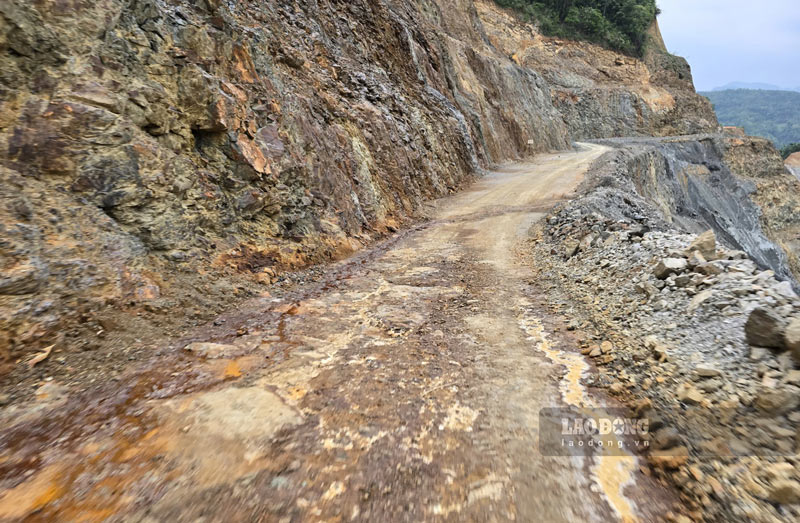 Đường Hà Trì - Chu Trinh đi xuyên qua khu mỏ. Ảnh: Nhóm PV