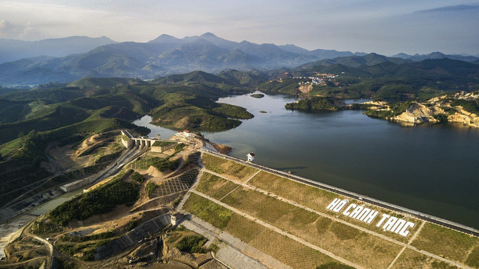 Công trình hồ Cánh Tạng đã cơ bản hoàn thành, các hạng mục cảnh quan, điện chiếu sáng... đang được hoàn thiện. Ảnh: Trọng Đạt