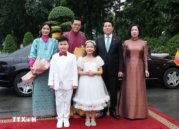 Chủ tịch nước Lương Cường và Phu nhân Nguyễn Thị Minh Nguyệt đón Quốc vương Bhutan Jigme Khesar Namgyel Wangchuck và Hoàng hậu Jetsun Pema. Ảnh: TTXVN