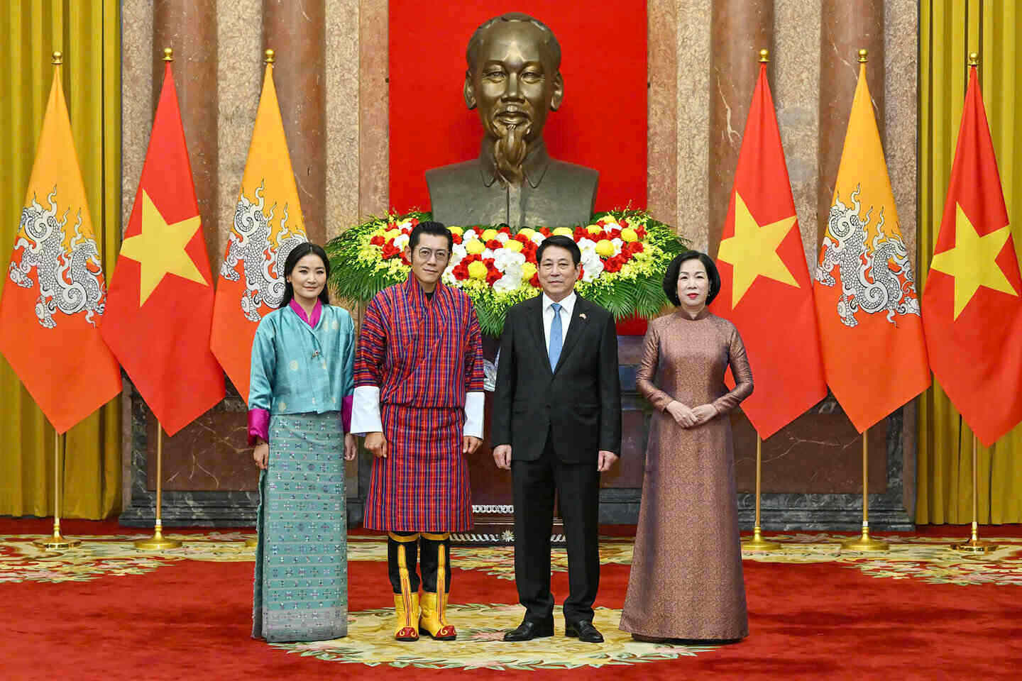 Chủ tịch nước Lương Cường và Phu nhân Nguyễn Thị Minh Nguyệt chụp ảnh chung cùng Quốc vương Bhutan Jigme Khesar Namgyel Wangchuck và Hoàng hậu Jetsun Pema. Ảnh: Hải Nguyễn