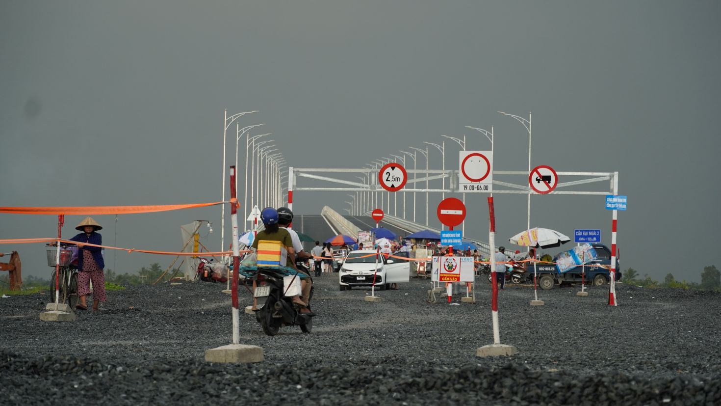 Dù đã có biển báo cấm vào nhưng nhiều phương tiện, người dân vẫn vô tư vào công trường cầu Đại Ngãi 2. Ảnh: Phương Anh