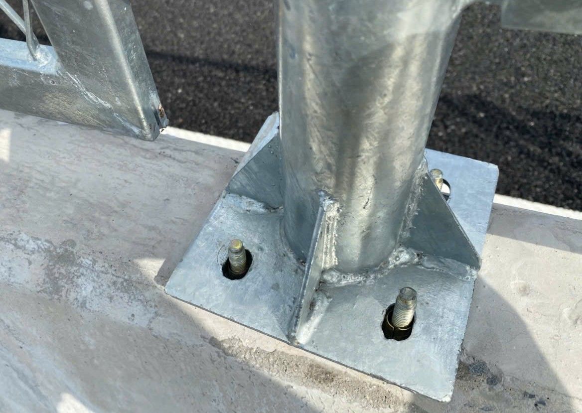 Ốc vít cố định các hạng mục trên cầu bị tháo mất. Ảnh: Phương Anh