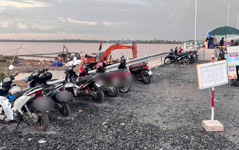 Bãi giữ xe tự phát với giá 5.000 đồng/lượt mọc lên ngay khu vực cầu Đại Ngãi 2. Ảnh: Phương Anh