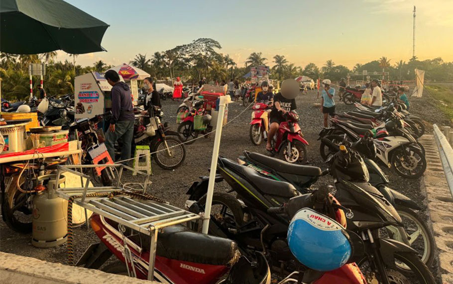 Người và phương tiện đông đúc tại cầu Đại Ngãi 2 vào chiều tối ngày 19.8. Ảnh: Phương Anh