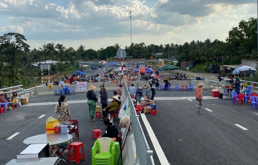 Người dân bày bàn ghế để bán thức ăn, nước uống ngay trên cầu. Ảnh: Phương Anh