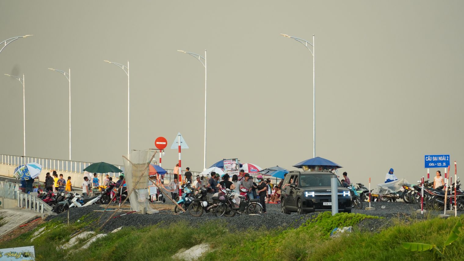 Cầu Đại Ngãi 2, phía bờ xã Đại Ngãi (TP Cần Thơ) tập trung đông người dân và phương tiện. Ảnh: Phương Anh