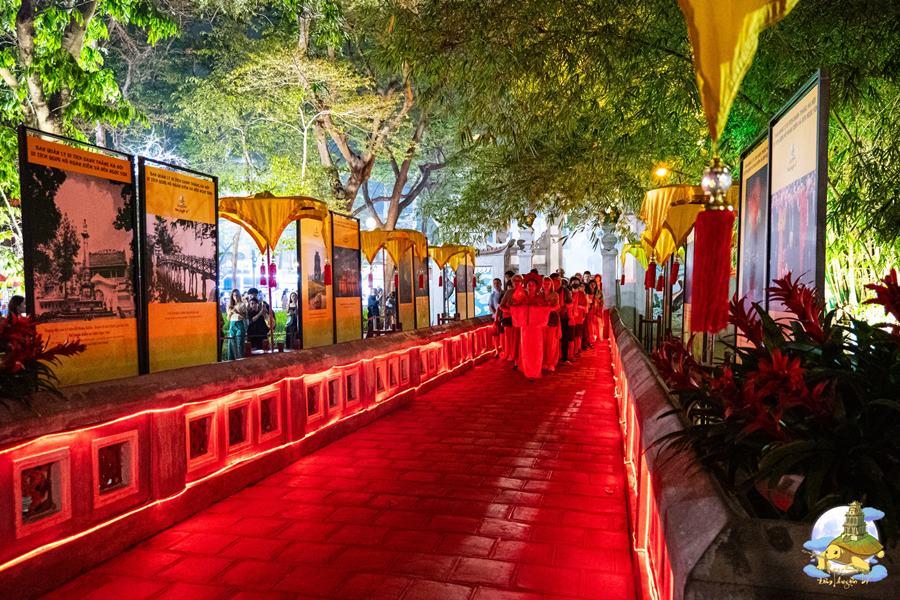 Tour Ngọc Sơn - Đêm huyền bí tổ chức trên cầu Thê Húc - đền Ngọc Sơn. Ảnh: BTC