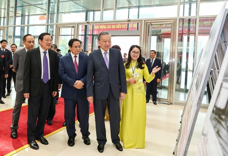 Tổng Bí thư Tô Lâm và Thủ tướng Phạm Minh Chính cùng các đại biểu tham quan trưng bày ảnh về hoạt động của Chính phủ qua các thời kỳ