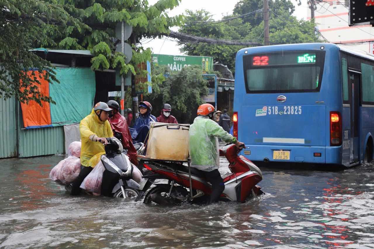 Nhiều đoạn ngập quá nửa bánh xe, khiến việc di chuyển gặp nhiều khó khăn, nhất là ở những đoạn đường xấu, nhiều ổ gà, ổ voi. Ảnh: Minh Tâm