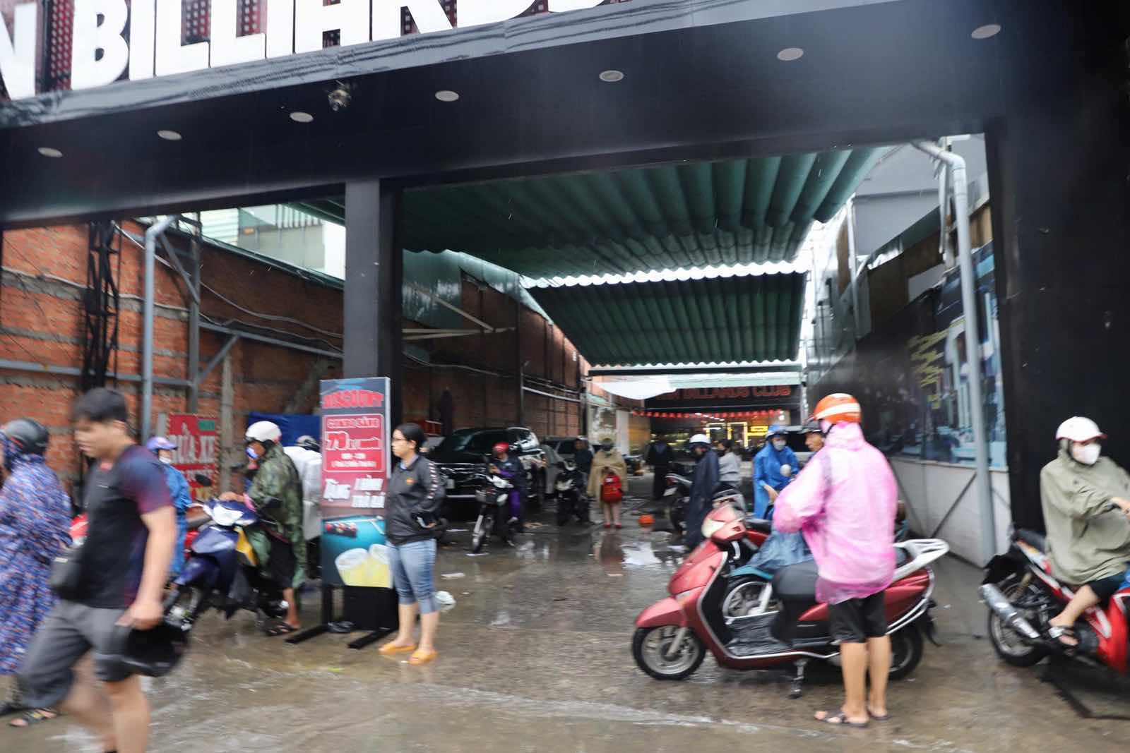 Nước tràn vào nhà dân khiến việc sinh hoạt, buôn bán gặp nhiều bất tiện. Ảnh: Minh Tâm