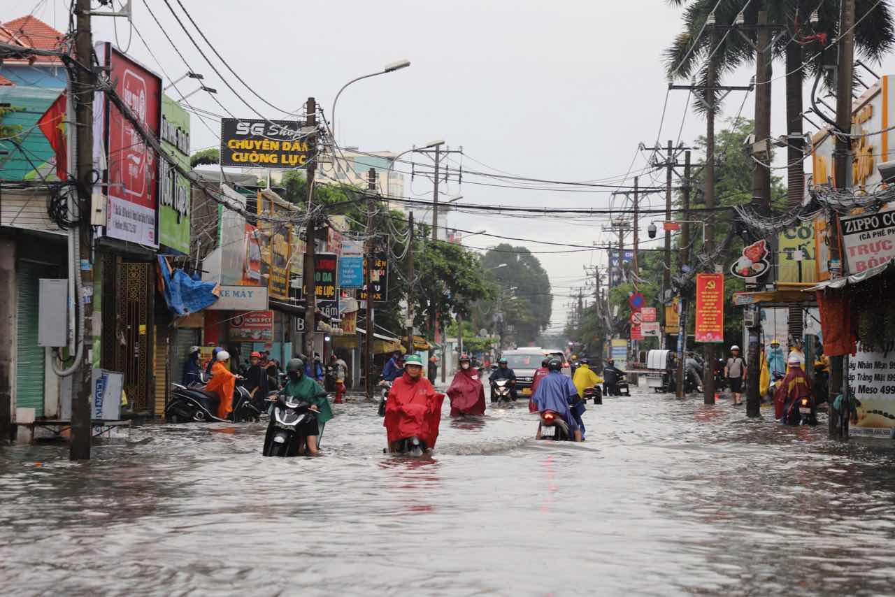 Cơn mưa lớn gây ngập nhiều tuyến đường trong thành phố. Ảnh: Minh Tâm
