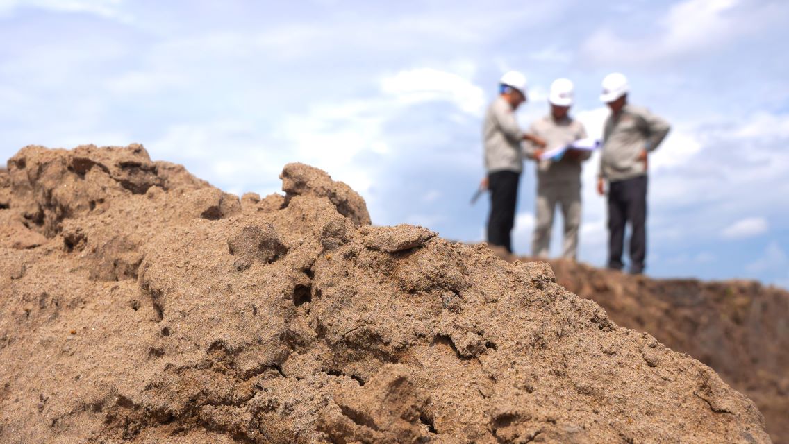 Rút ngắn thời gian gia tải, đẩy nhanh tiến độ thi công các dự án trọng điểm ở Cần Thơ. Ảnh: Tạ Quang