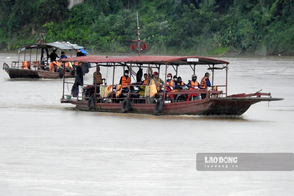 Những chuyến đò qua sông dễ dàng. Ảnh: Tô Công.