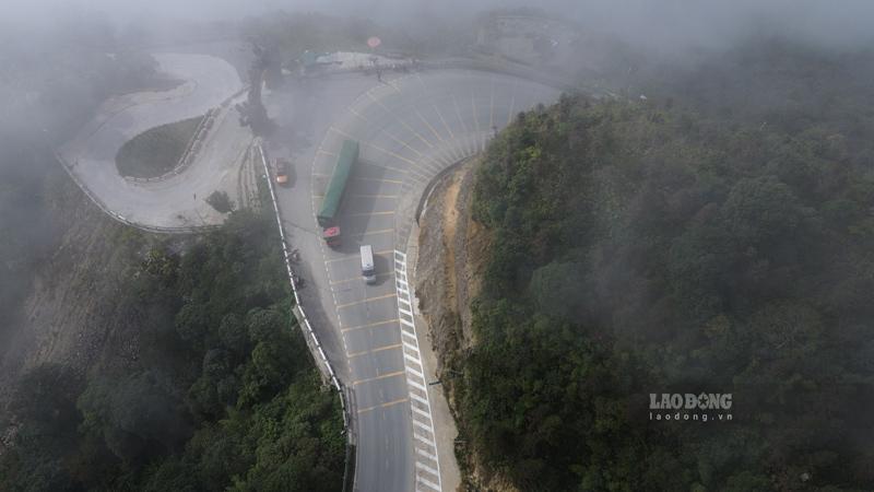 Sương mù dày đặc thường xuyên xuất hiện khiến các tài xế phải hết sức chú ý.