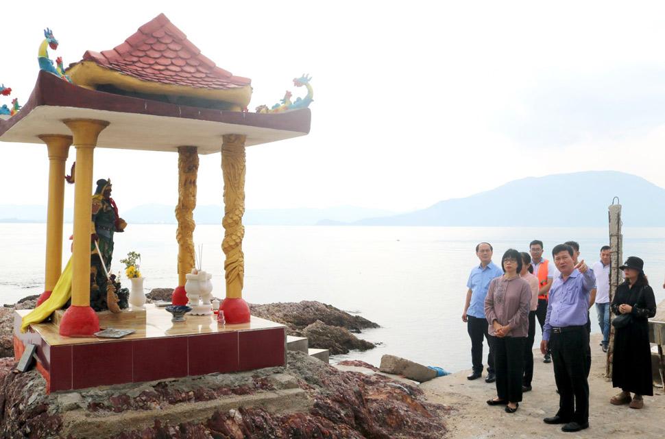 Phó Chủ tịch UBND tỉnh Gia Lai Nguyễn Thị Thanh Lịch khảo sát tháp Thầy Bói - danh thắng tâm linh nằm trên cụm đá nổi giữa đầm Thị Nại. Ảnh: Kim Loan