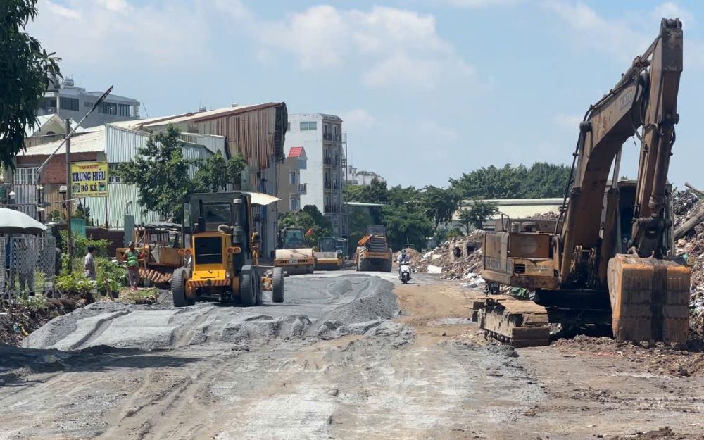Ghi nhận vào ngày 22.8 tại khu vực gần cầu Chợ Cầu, các công nhân cùng máy móc đang tất bật thi công. Ảnh: Ngọc Ánh