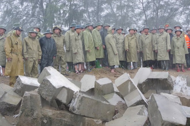 Phó Thủ tướng Chính phủ Trần Hồng Hà động viên bà con sơ tán tránh bão ở Hà Tĩnh