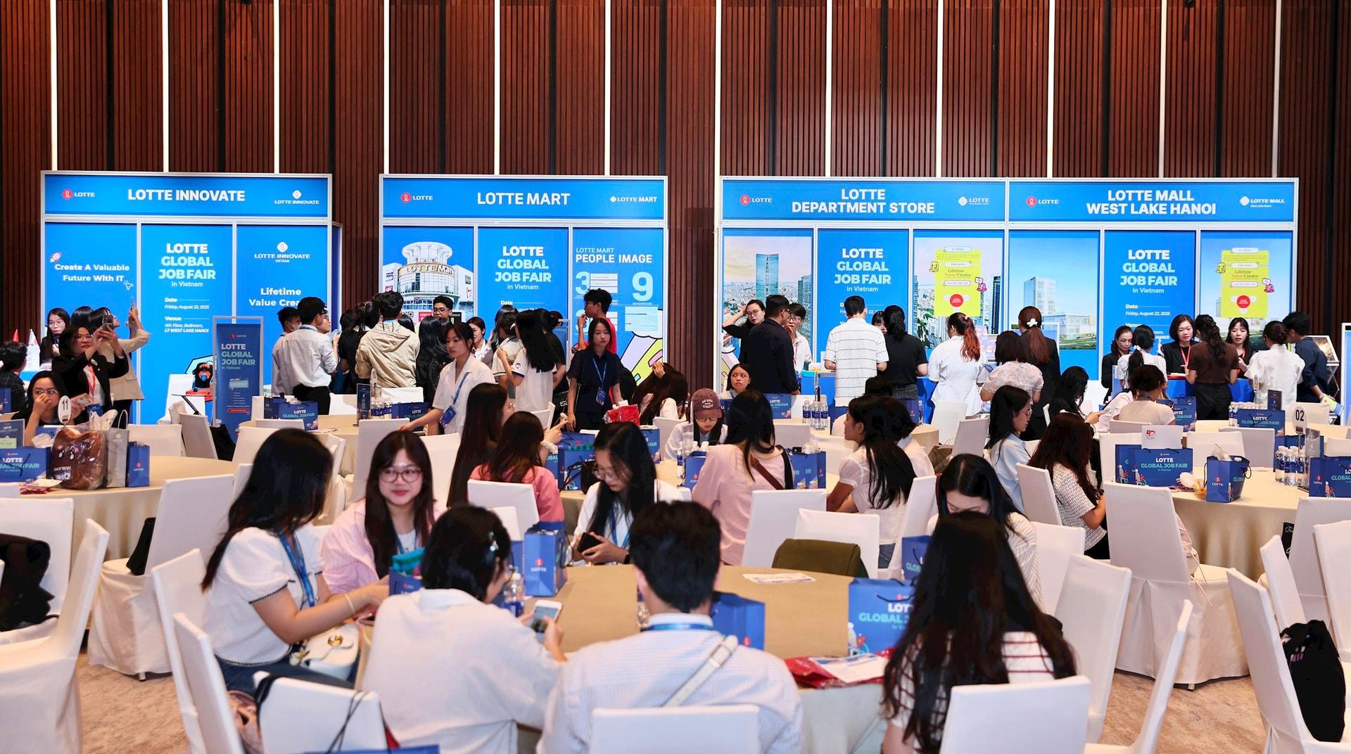 1.-khong-gian-booth-tuyen-dung-cua-cac-cong-ty-thanh-vien-thuoc-tap-doan-lotte-tai-viet-nam.jpeg