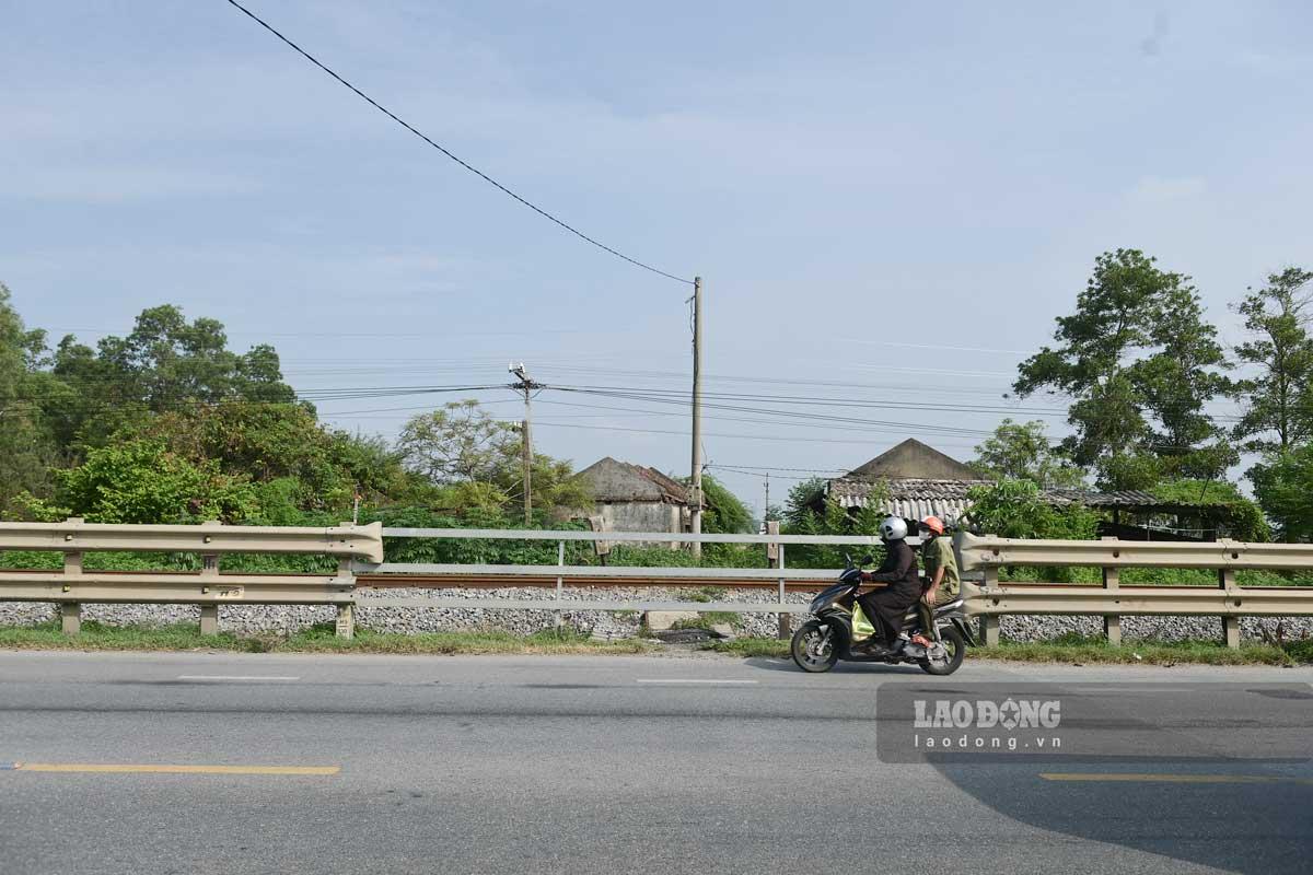 Một lối mở qua đường sắt tại xã Vạn Xuân (tỉnh Ninh Bình) đã được rào chắn lại. Ảnh: Hà Vi