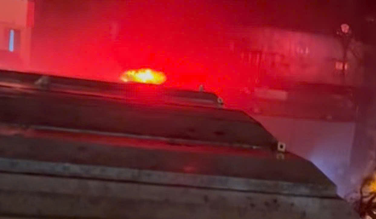 Ngôi nhà bị sập khiến một người đàn ông bị mắc kẹt. Ảnh: Người dân cung cấp