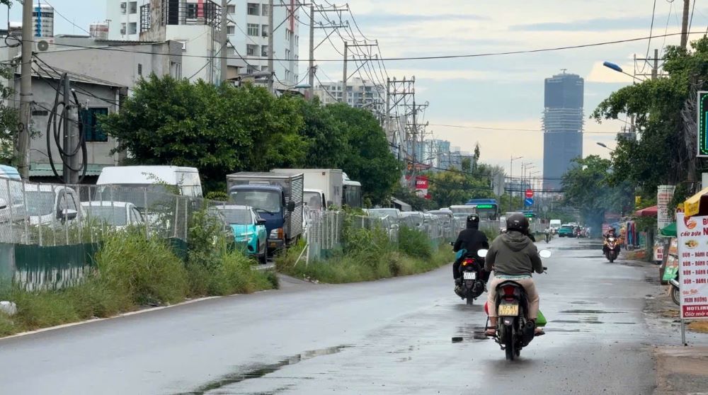 Gói XL12 (nhánh cầu vượt kết nối đường Lương Định Của) chỉ mới có một số trụ cầu, hiện còn vướng mặt bằng. Khu vực này thường xuyên ùn ứ kéo dài. Ảnh: Anh Tú