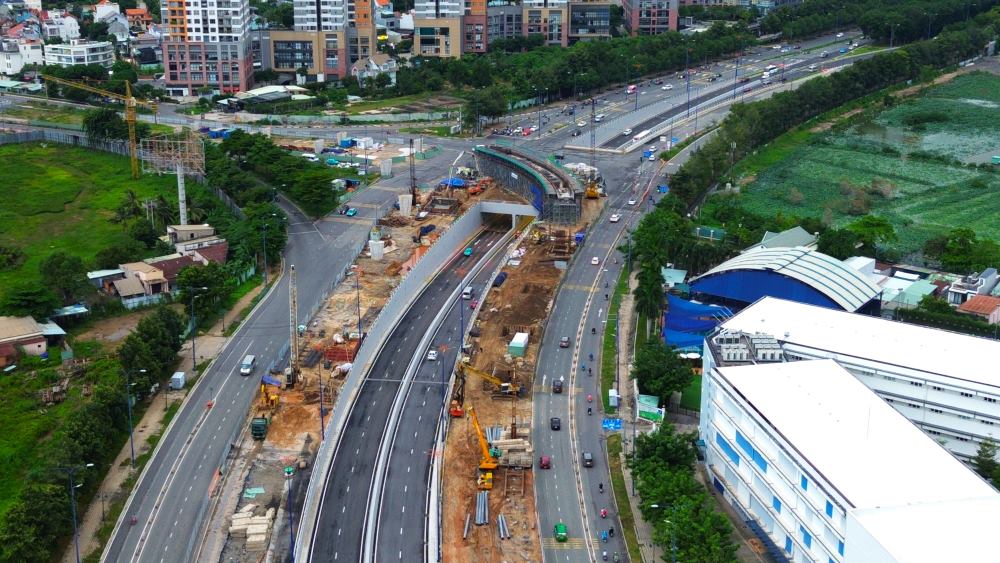 Trước đó hạng mục đầu tiên được hoàn thành tại dự án nút giao thông An Phú là hầm chui HC1-01, đã thông xe vào ngày 30.6.2025. Tuy nhiên tình trạng giảm ùn ứ kẹt xe vẫn không mấy khả quan. Ảnh: Anh Tú