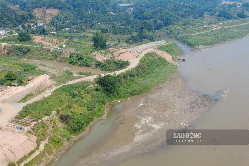 Dự án được triển khai nhằm hạn chế sạt lở bờ sông Hồng qua địa bàn Lào Cai. Ảnh: Đinh Đại