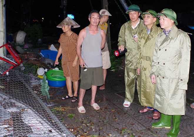 Thiếu tướng Nguyễn Hữu Mạnh chỉ đạo công tác khắc phục thiệt hại giông lốc ở Ninh Bình