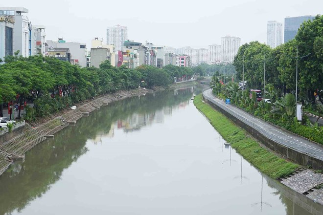 Hà Nội mưa lớn, mực nước trên sông Tô Lịch ở ngưỡng rất cao