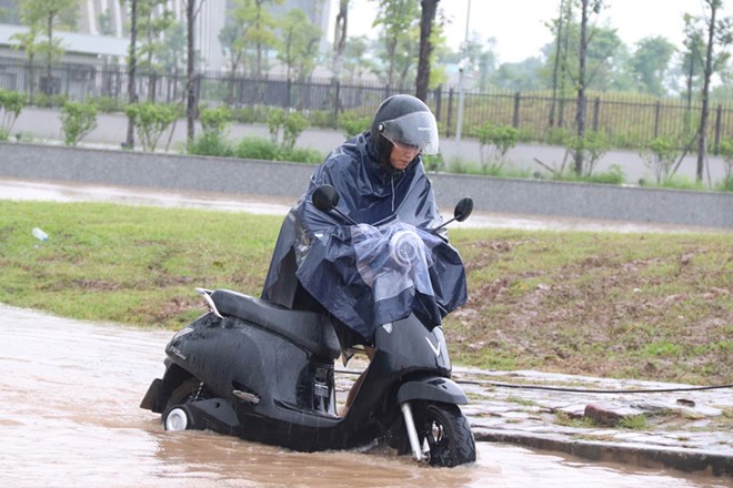 Mẹo nhỏ để bảo vệ sức khỏe khi phải dầm mưa nhiều giờ ngoài trời