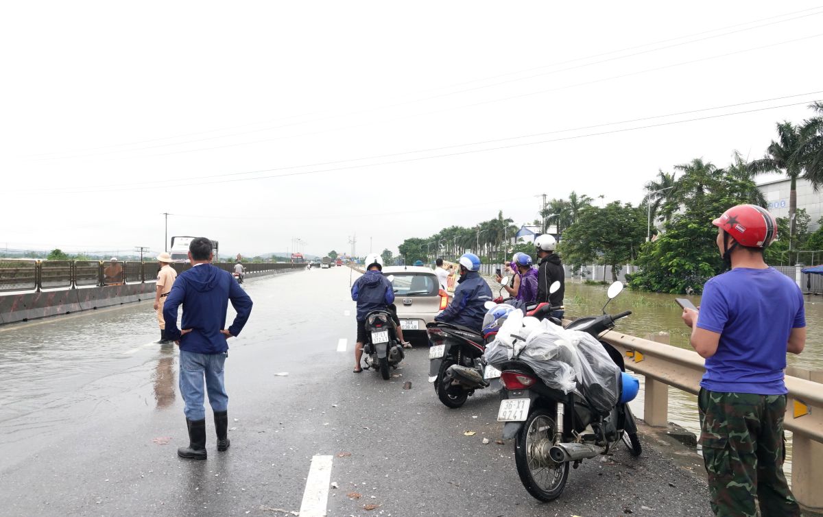 Nhiều xe máy không thể di chuyển do đoạn đường bị ngập khá sâu. Ảnh: Quách Du