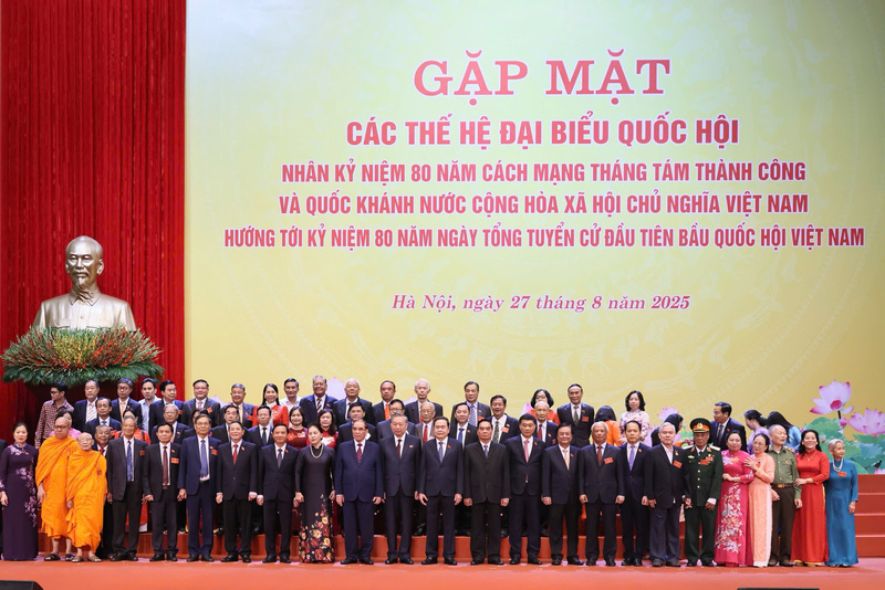 Tổng Bí thư Tô Lâm chụp ảnh lưu niệm cùng các đại biểu tham dự cuộc gặp mặt