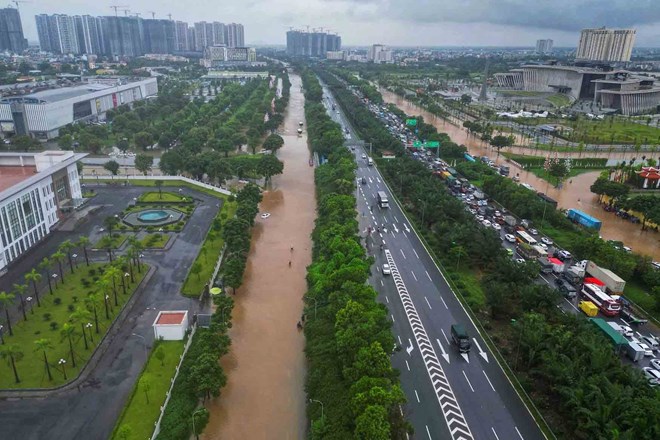 Còn điểm ngập úng trên đường gom Đại lộ Thăng Long, Võ Chí Công