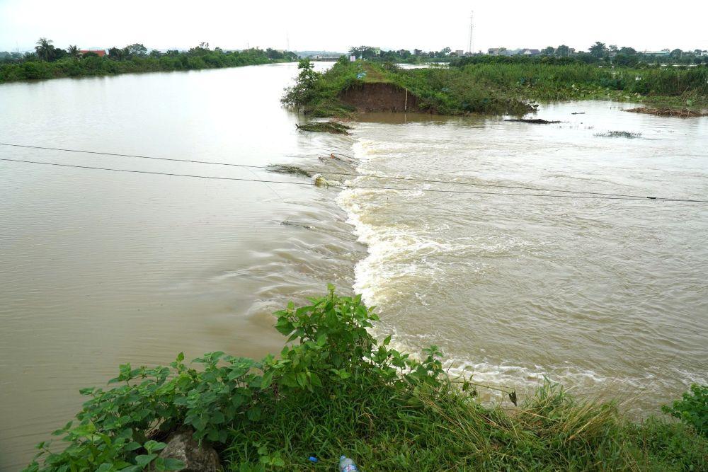 Khẩn trương triển khai công tác khắc phục sự cố vỡ kênh ở xã Tống Sơn, tỉnh Thanh Hóa. Ảnh: Minh Hoàng
