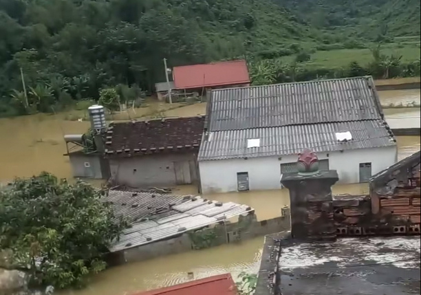 Xóm Lũng Soóc, xã Bằng Mạc cũng vẫn chìm trong biển nước sau 1 tuần mưa lớn. Ảnh: Người dân cung cấp